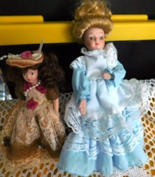 2 PORCELAIN DOLLHOUSE DOLLS, BLOINDE  8.5" BLUE DRESS, 6" BRUNETTE CAFE LACE OUTFIT